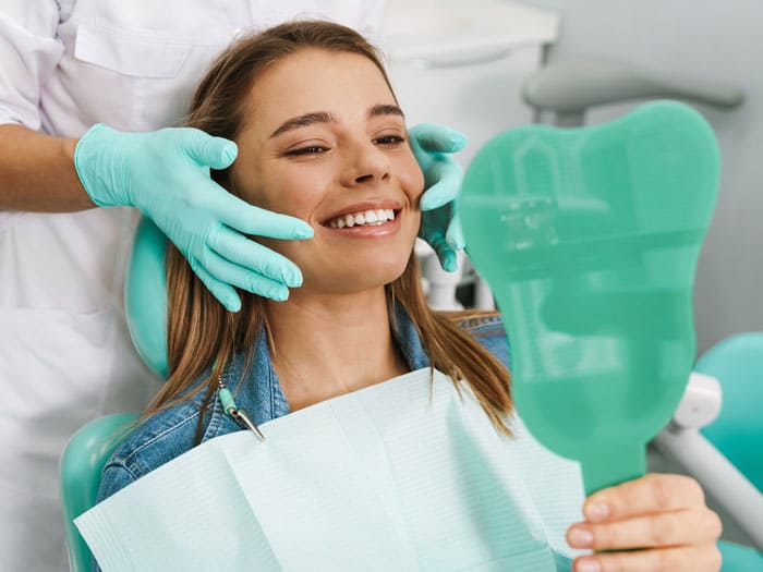 As Lentes Dentais são indicadas para uso em diversos pacientes e servem para pequenas correções estéticas: forma, cor, tamanho e/ou pequenos alinhamentos dentais. Quer deixar o seu sorriso mais bonito? Agende uma avaliação com o Dr. Luis Schweller.